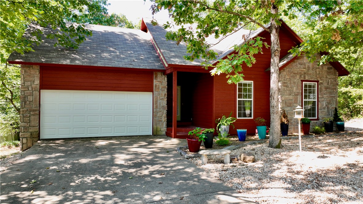 Cute, cozy, and move-in ready! This 3 bed, 2 bath Bella Vista charmer has ALL the updates youāve been looking for, new kitchen finishes, refreshed primary bath, updated flooring, and fresh paint throughout. Perfectly sized for easy living, itās the ideal spot for first-time buyers, downsizers, or anyone craving a low-maintenance home in the heart of Bella Vista. Enjoy nearby lakes, golf courses, trails, and all the amenities this community is known for!