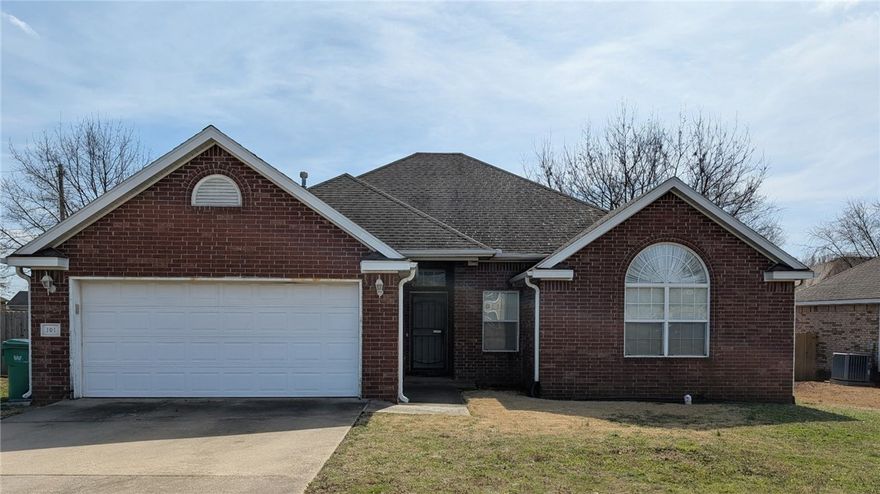 4 bedroom, 2 bath home in the heart of Centerton! Great location close to shopping, food and parks! More remarks and photos coming soon!