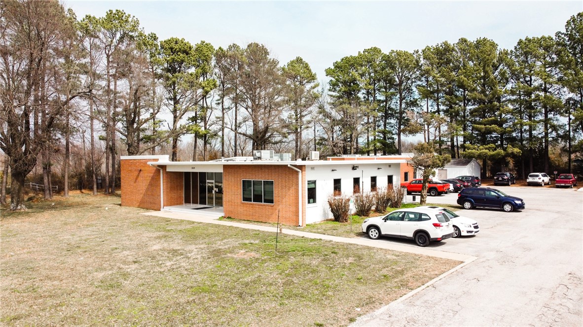 Currently used as a Lab/Testing Facility. It could be converted to standard office space. Located 6 minutes from I-49.