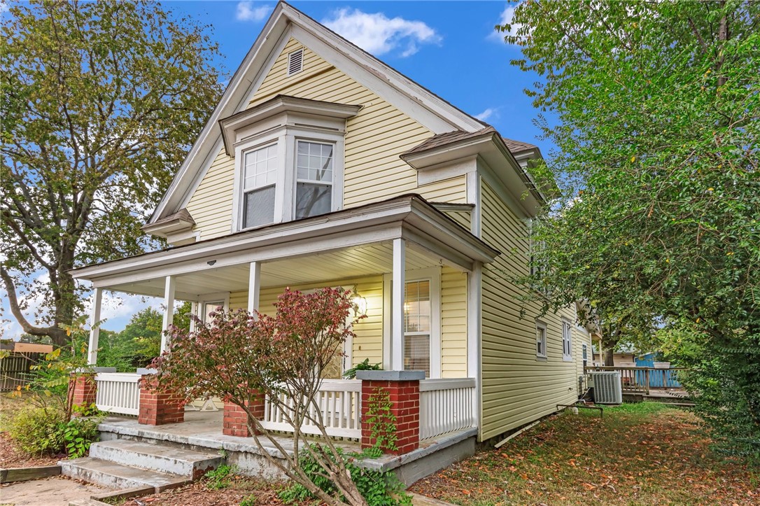 HUGE PRICE DROP, Come and see this Charming home located just steps away from local public school. This property features 4 bedrooms, 2 baths, and a spacious living area with large windows that fill the space with natural light (main house 2,000 sq ft). A standout feature is the additional studio apartment unit (1 bedroom, 1 bath, 625 sq ft) with potential steady rental income. Whether you're looking for a family home or a property with investment potential, this home offers both. With its central location near schools, parks, and city amenities, this is an opportunity you don't want to miss. C2 zoning.
Property located in C2 zone, currently grandfathered in as residential. Per Siloam Springs city planning it can easily be converted to commercial. Being sold AS IS!