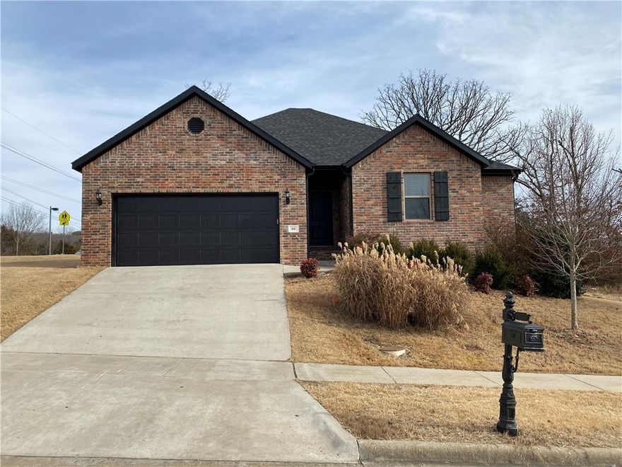 Well kept single family home for lease at a great location in Fayetteville's East side. Walk to one of the beautiful Mount Sequoyah trail heads from just outside of your front door. Kids can walk to school at Happy Hollow Elementary. Enjoy easy access to the UA & FHS campuses. 2 Car garage, open floor plan, large master bath & covered back patio. Note: owner does not allow dogs.