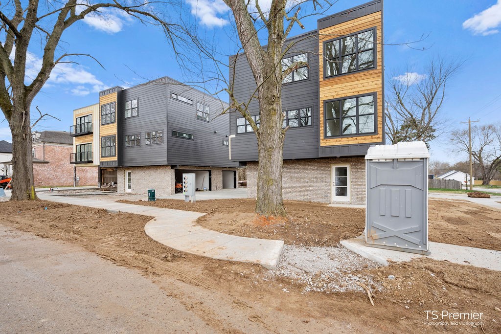 This beautiful new construction condo will not be for sale long! Built in the market district of downtown Bentonville, this unit is located in the heart of the mountain bike capital of the world and less than a mile from the 8th street market, local restaurants, the Momentary, and the Square. This 2 bedroom, 2.5 bath condo is a perfect place to own nearby Crystal Bridges, The Amazeum, parks, schools, and the Razorback Greenway. You don't want to miss this rare opportunity to purchase your own condo right next to these world class trails and in the middle of a thriving community!
