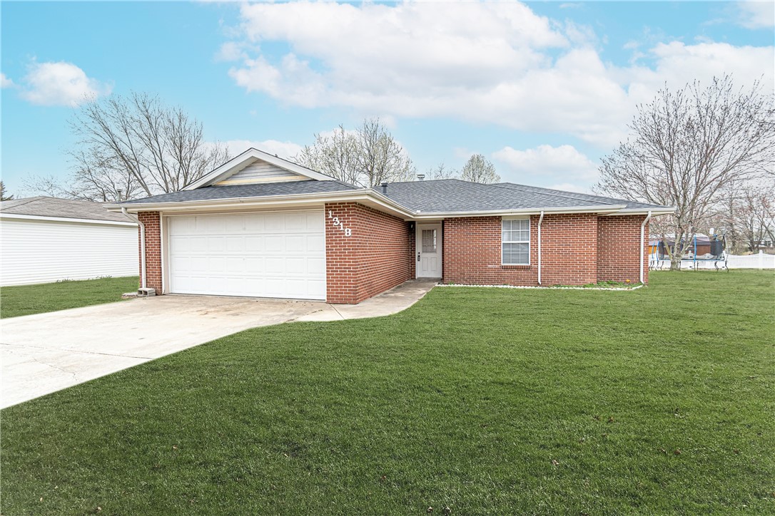 Great 3 BR/2BA and 2 Car garage in great location of Rogers. Updated paint and Flooring. Privacy Fenced backyard.