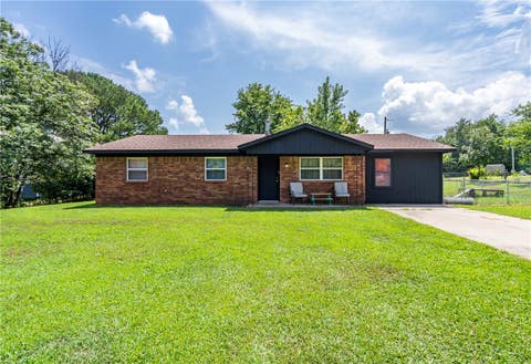 Photo of 427 W Walnut Avenue, Oaks, OK 74359 (MLS # 1357395)