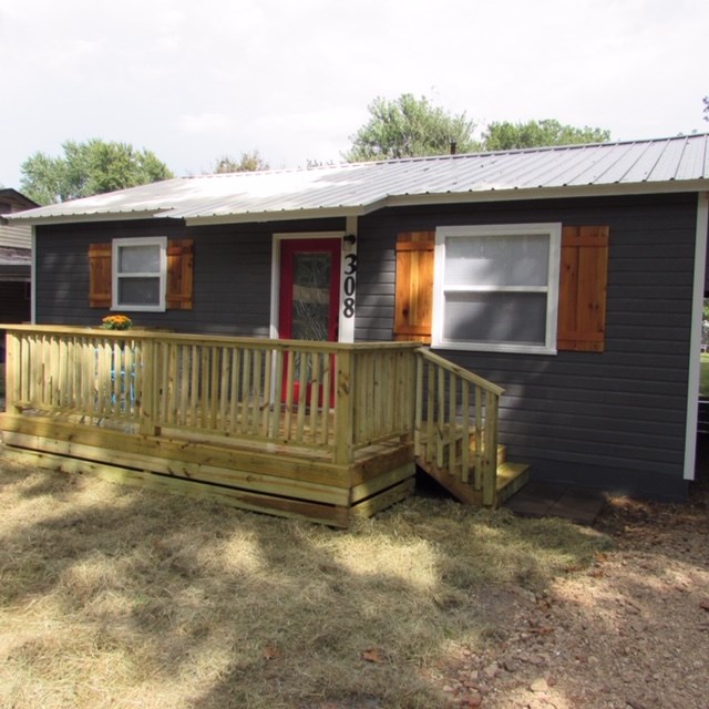 Super cute, freshly renovated 3 bed/1 bath home. Metal roof, new central heat and air, new flooring, new sitting porch and fresh paint inside & out. Located in established, tree lined subdivision in downtown Gentry. Just minutes from shopping and dining. Property is in a RD eligible area.