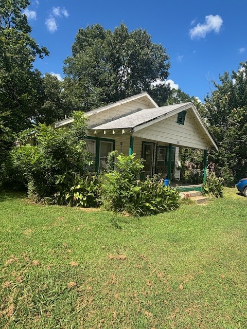 Nestled in a prime location close to schools, shops, and parks, this 2-bedroom home is full of potential. Though it needs a some TLC, it's perfect for investors or DIY enthusiasts looking to build equity. With a manageable footprint and generous lot, the possibilities for upgrades are endless. Donāt miss your chance to transform this hidden gem into something truly special!