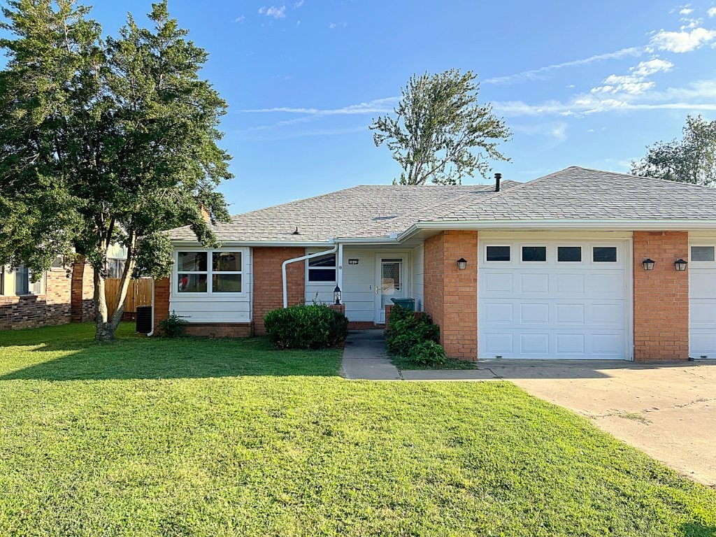 Remodeled 2 bed, 2 bath townhome on a cul-de-sac. Features a new deck, new chain-link fence, and a beautifully updated interior with new flooring, countertops, stove, and dishwasher. Conveniently located near schools, parks, and shopping. Move-in ready!