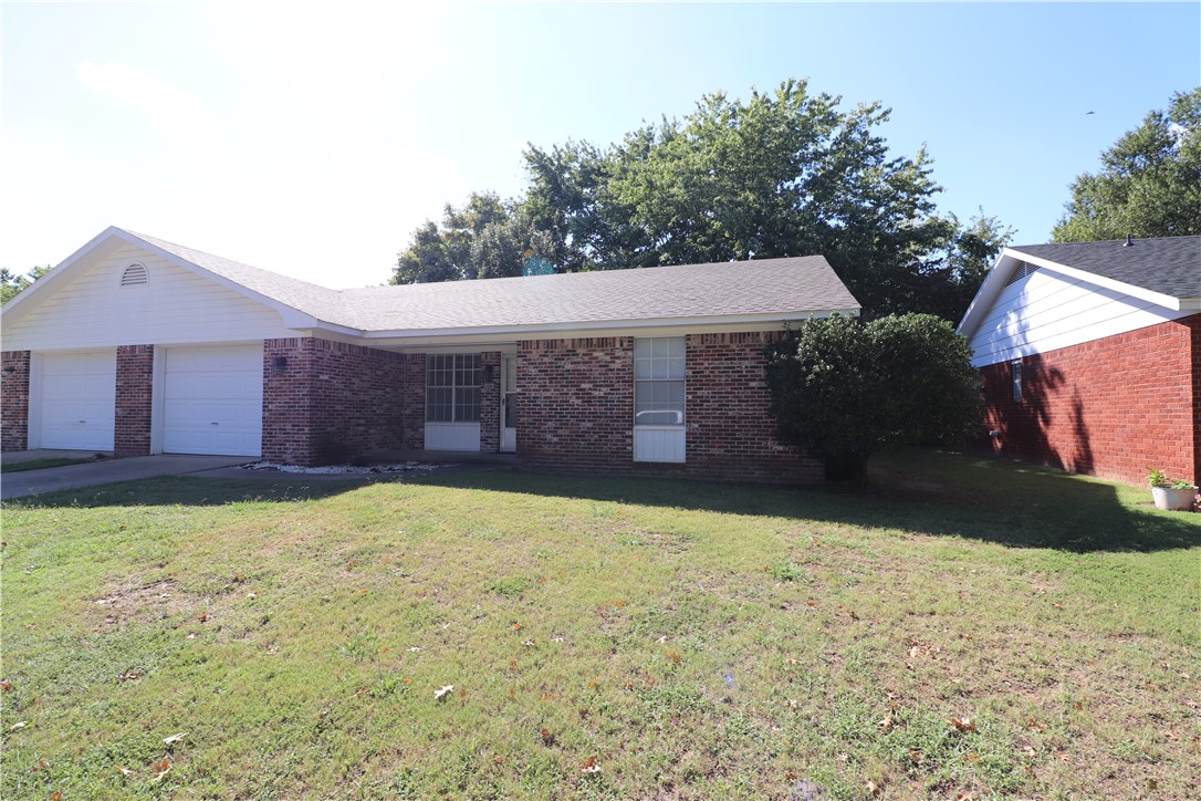1,051 Sq Ft 2 bed 1.5 bath duplex in a great Springdale location just off Sunset. This duplex features new flooring, new paint, oversize 1 car garage, peaceful shaded backyard, and tons of closet space. Refrigerator included.
