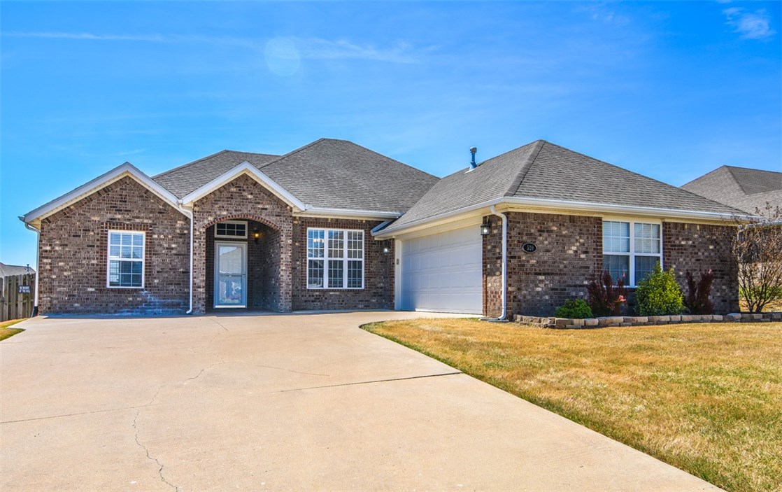 Beautiful home in the desirable neighborhood of sienna estates. this home has been updated with hardwood floors and new paint (finished on April 13,2016), beautiful kitchen with granite counters and a spacious breakfast nook. your 3 bedroom 2 full bath home is move-in ready for its new occupants to make themselves comfortable. relax in the back on your covered wood deck with privacy fence or take a short walk to enjoy the sienna estates clubhouse with tanning, fitness center, and in-ground pool.