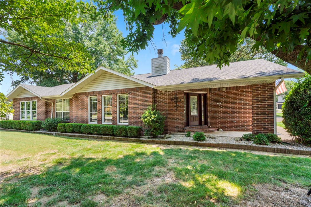 Charming 3 bed, 2 bath single-level home in a quiet Siloam Springs neighborhood! With 2,653 sq ft on nearly half an acre, this all-brick home features a gas fireplace with a brick accent wall, formal dining room, and eat-in kitchen. A bright sunroom off the living room offers a peaceful retreat filled with natural light. Enjoy stylish luxury vinyl plank flooring in select areas, with a $2,000 CARPET CREDIT offered by the seller to make this home your own. The fenced backyard with wrought iron fencing is perfect for relaxing or entertaining. Built in 1989, this home blends timeless charm with modern comfort. The neighborhood’s former golf course is now a well-kept greenway, offering a park-like setting and scenic views. A must-see, schedule your showing today!