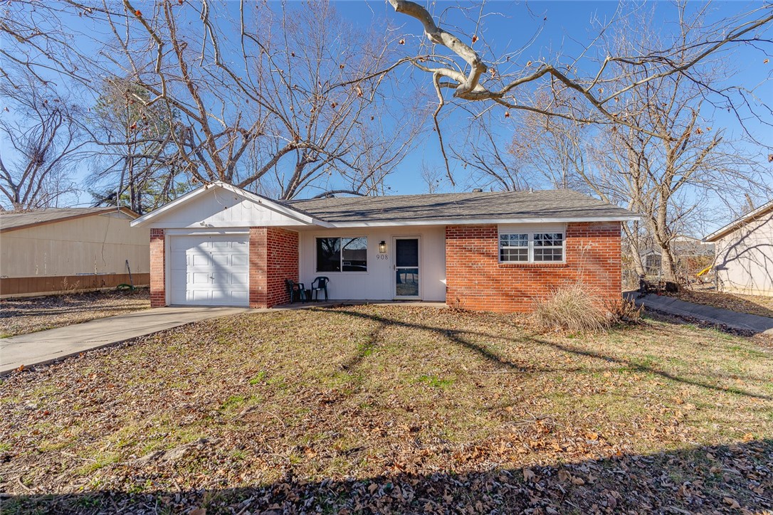 A nice home in a quiet neighborhood close to everything Rogers has to offer. New Roof 2024, New Vinyl Plank Flooring in Living Room and 1 bedroom. New Chain Link Fence in Large Backyard. HVAC is 8 years old. This is a nice place with all you need for a family home. Sold āAs Isā.