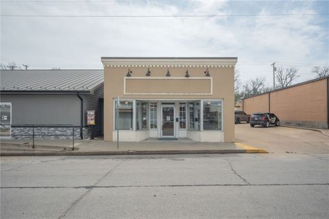 Photo of 115 E Hickory, Neosho, MO 64850 (MLS # 1341633)