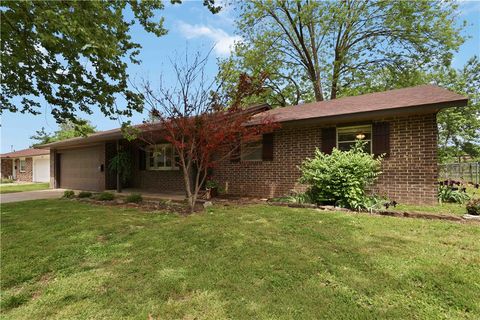 Photo of 1908 Robyn Road, Springdale, AR 72762 (MLS # 1344623)