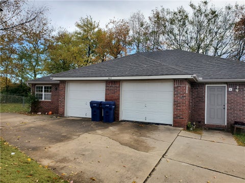 Photo of 602 Paige Place B #B, Siloam Springs, AR 72761 (MLS # 1361051)
