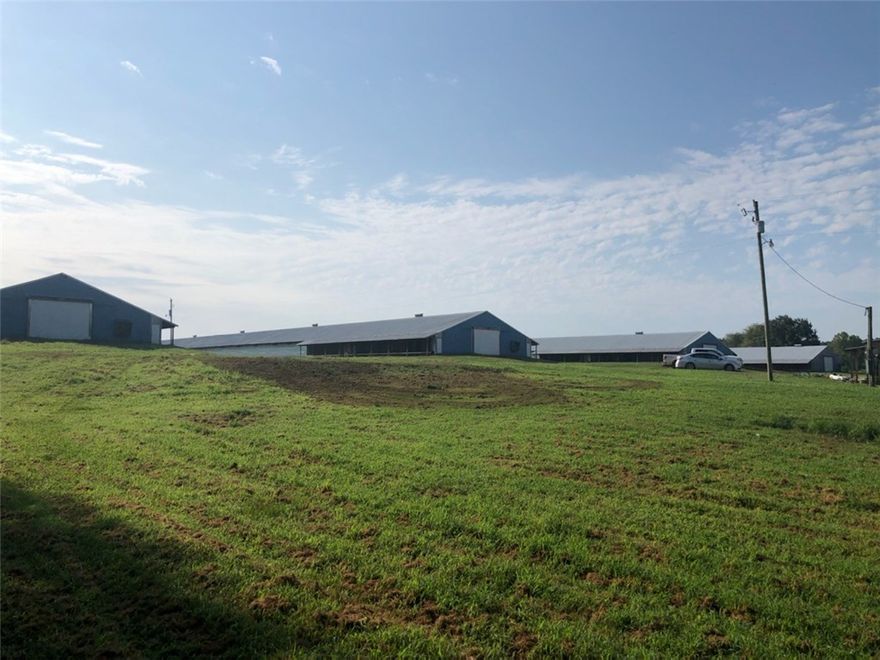 3-40x400s & 3-40x500s all built from 1997-1999. 3 bed 2 bath mobile home with 21 acres MOL. Tyson contract 7.25 pound bird.