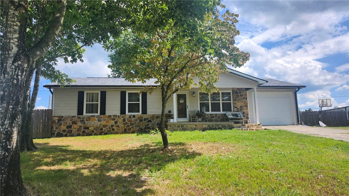 Cute 3 bed 2 bath home outside Yellville. Cute updates.