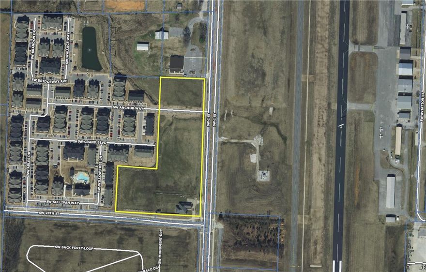 Highly desirable hard corner on Hwy 112 ( I st ) Bentonville. This 7.8 acres mol provides endless opportunities for development. C-2 zoning is the least restrictive commercial zoning in the city. City sewer and water onsite.