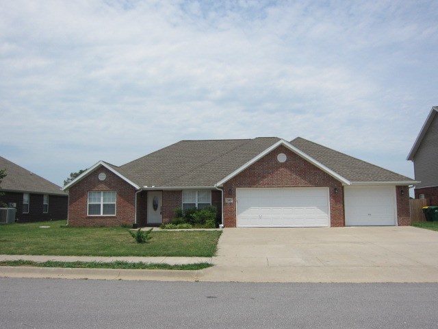 Nice home with 3 car garage, open floor plan, open eat in kitchen, formal dining and a huge master bedroom. Kitchen has great counter and cabinet space. Living room has vaulted ceiling, ceiling fan and gas log fireplace. Master bedroom has vaulted ceiling and ceiling fan. Master bath with walk-in shower & jetted tub. Big back yard with a covered back patio.