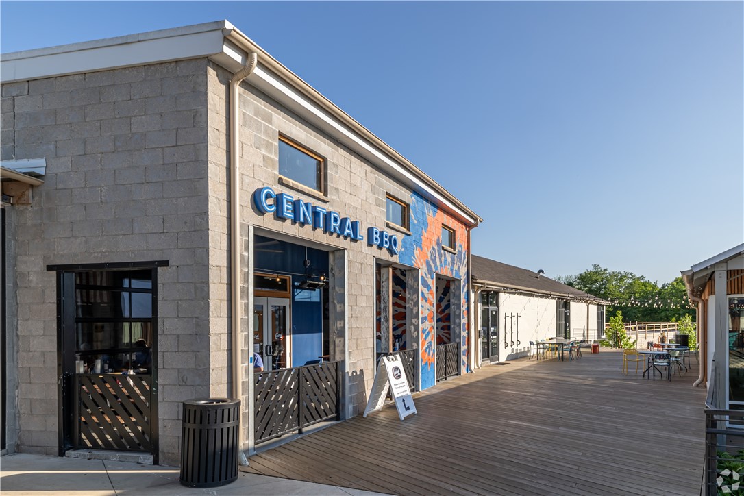 2nd Generation Restaurant space available.
South Yard is a dynamic adaptive re-use development at the
bustling intersection of School Avenue and Martin Luther King
Boulevard in Fayetteville, Arkansas. This revitalized space
transforms historic industrial structures into a vibrant hub for
food, beverage, and retail. Designed to inspire connection, South
Yard blends modern energy with Fayetteville’s community spirit.