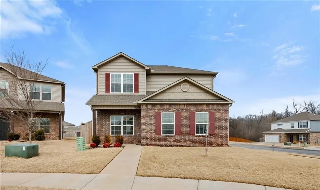 This home is on a corner lot along a huge cul-de-sac! Privacy fenced yard is big enough for all to play or relax. Master bedroom with large walk in closet on the lower level. Two more bedrooms and a bonus space on the second level. All bedrooms have large walk-in closets. Fantastic natural light in this home. Kitchen has a pantry, stainless steel appliances, plenty of storage, and a peninsula with enough countertop to pull up a stool and enjoy a meal or hang out with the cook! Dining room has plenty of space for all! Laundry room with storage. Quiet neighborhood with sidewalks. Come seeāāāāāāāāāāāāāāāāāāāāāāāāāāāāāāāā it!