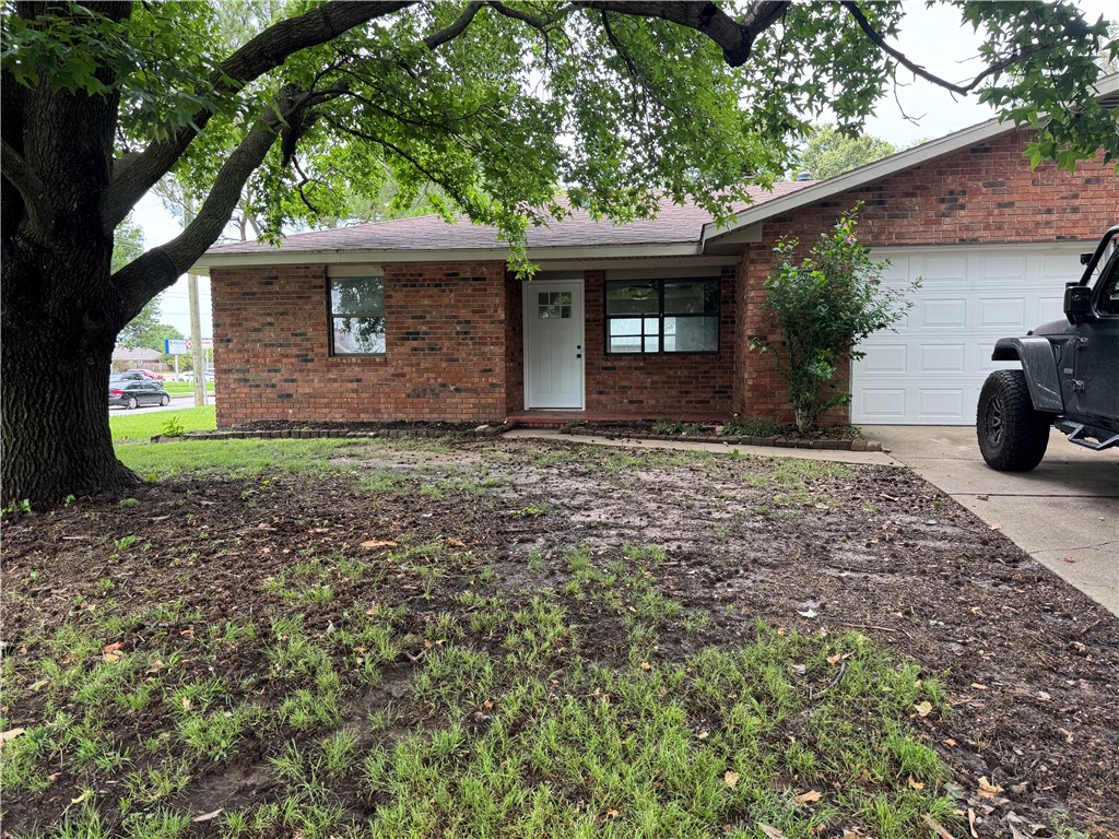 This duplex unit features fresh paint throughout and brand-new laminate flooring in the bedrooms. The kitchen includes faux granite countertops that add a modern touch. Conveniently located across from Central Junior High School, with other schools nearby. Just minutes from I-49 for quick access to all of Northwest Arkansas.
Available now—schedule your showing today!