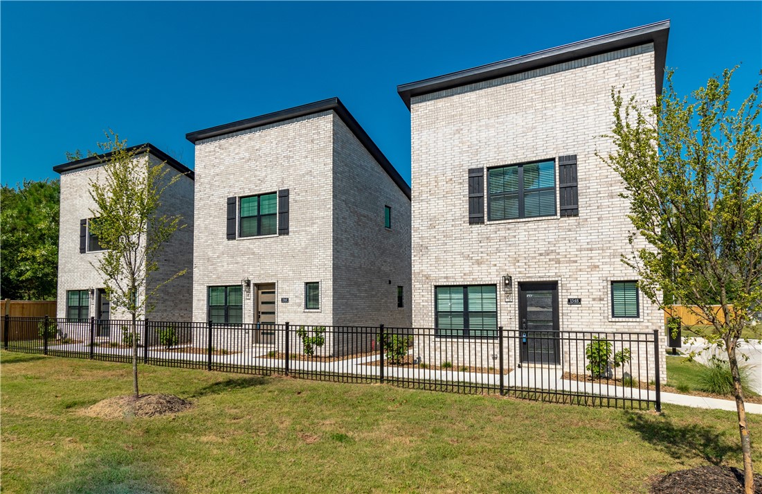 BRAND NEW!! GREAT INVESTMENT OPPORTUNITY in south Fayetteville within walking distance to Baum Stadium. Super close to the U of A, shopping and restaurants. 2 story, 2 bedroom , 1 full bath, 2 parking spots. granite countertops, and Frigidaire appliances.