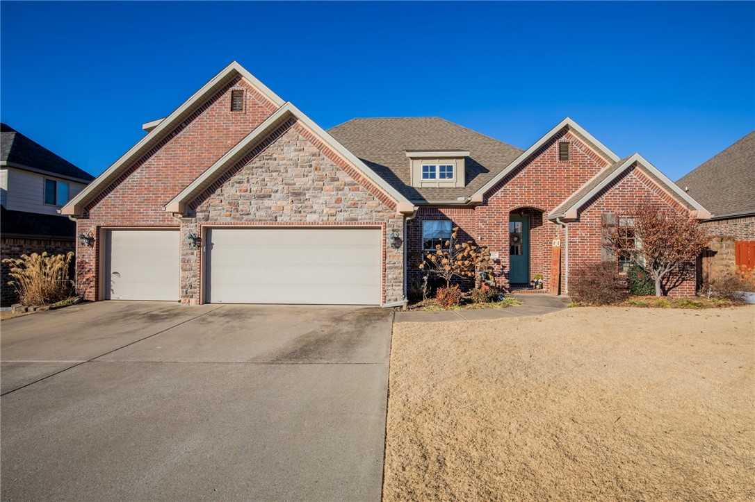 Welcome to this exceptional 4-bedroom, 2.5-bath home in the highly sought-after Cross Creek neighborhood. Boasting an open floor plan with hardwood floors, a bonus room with surround sound, and spacious living areas, this home is perfect for modern living. The fenced backyard is a true oasis, featuring an irrigation system, lush landscaping with hydrangeas, and a covered patio for relaxing or entertaining.
Enjoy access to fantastic community amenities, including a pool, playground, sport courts, and paved walking trails. Conveniently located near top-rated schools, I-49, and Mount Hebron Park, this property offers both luxury and convenience. Don't miss your chance to call this Cross Creek gem home!