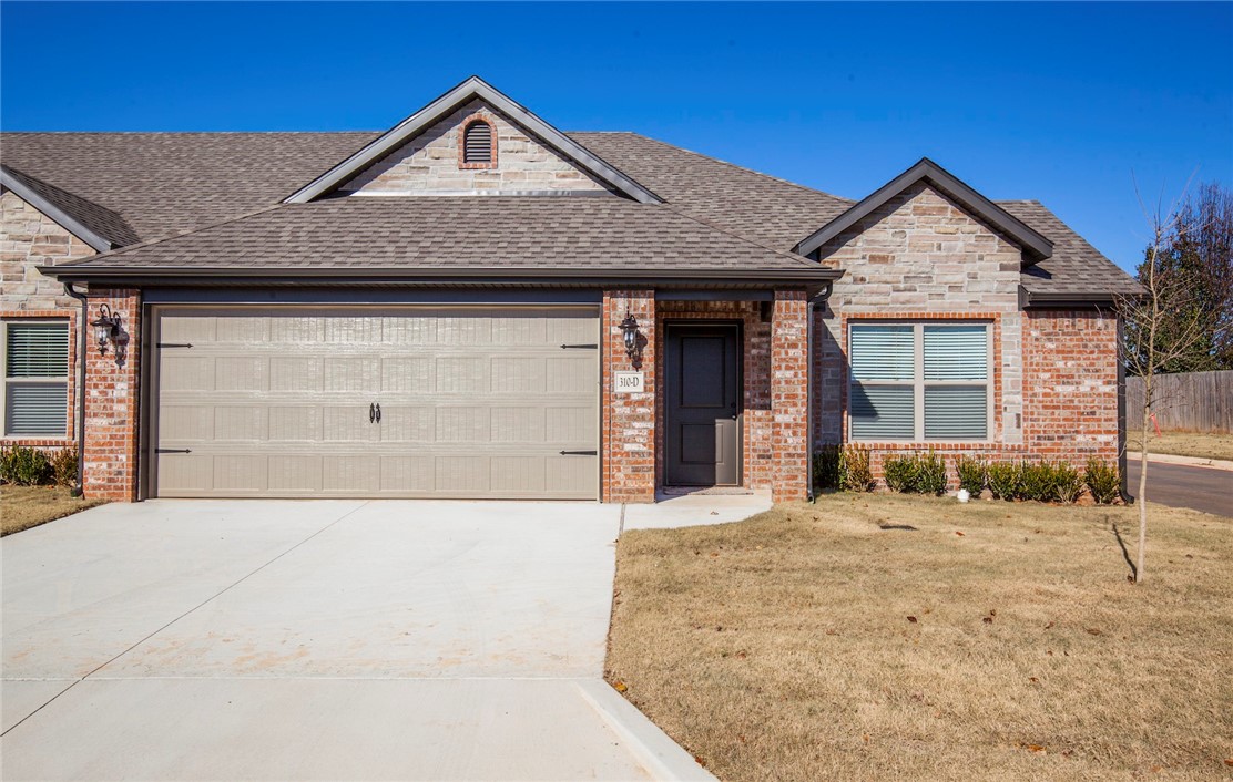 Great Townhome in Centerton. 3 bedroom 2 bath, granite counters, wood style ceramic tile flooring thru main living area, carpet in bedrooms. Stainless appliances, side by side refrigerator, ceiling fans vaulted ceiling with gas fire place in living room. Lawn care is included.