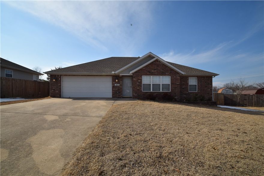 Great location minutes to Walmart home office and downtown Bentonville! This home has 3 bedrooms and 2 baths with 2 car garage. Home has a vaulted ceiling in the living room and nice kitchen and dining. Home comes with washer, dryer and Refrigerator. Property has a large privacy fenced backyard. No smoking, pets negotiable with additional deposit, owner must approve. Located on a quiet cul-de-sac.