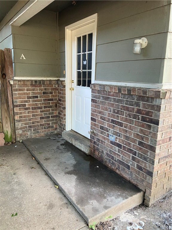 Great 3 bed & 2 bath duplex near the Springdale Country Club, Lake Fayetteville, and local shopping. Backyard is fenced and there is a supply room available for tenant use.