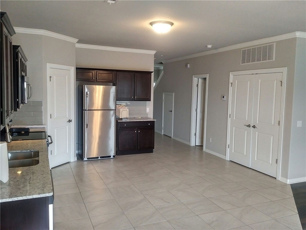 SHADOWBROOKE AT THE PEAKS HORIZ PROP REG - Residential Lease