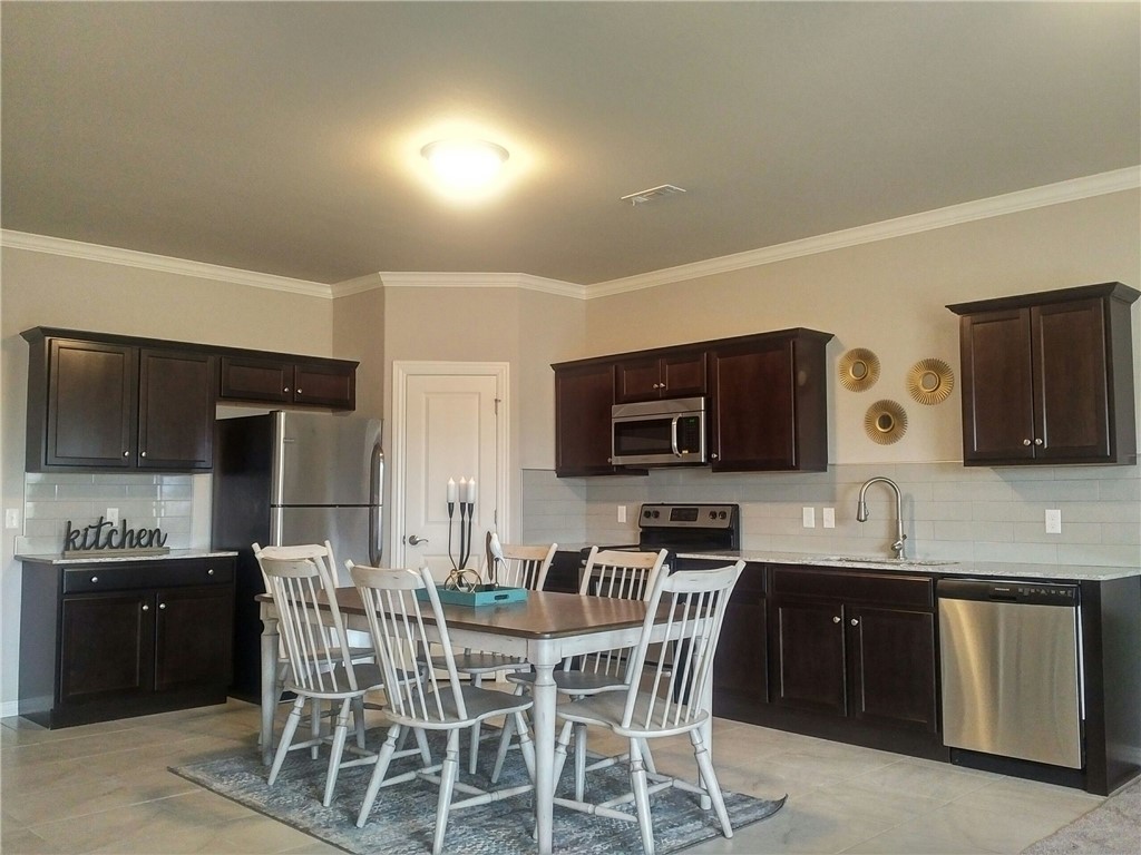 SHADOWBROOKE AT THE PEAKS HORIZ PROP REG - Residential Lease