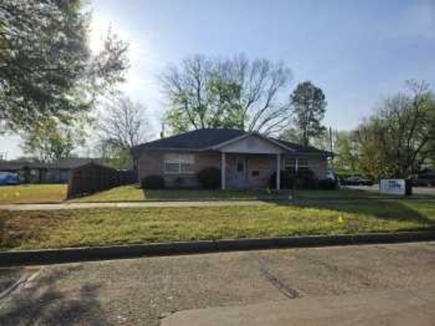 Commercial building centrally located in the heart of Russellville.  Mixed use building.