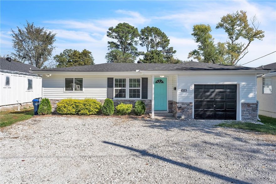 Just minutes from Downtown Rogers and Lake Atalanta, this beautiful 3-bedroom home offers the perfect blend of comfort and convenience. Enjoy weekends on nearby bike trails, picnics at Veteran’s Park, and easy access to shopping, dining, and entertainment.