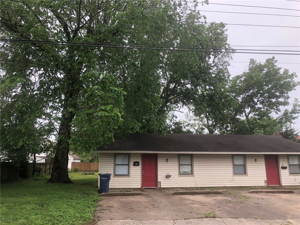Come see a duplex that is a short walking distance to Historical downtown Siloam Springs. it's a 1 bed and 1 bath duplex ready for you to move in. Owner takes care of lawncare.