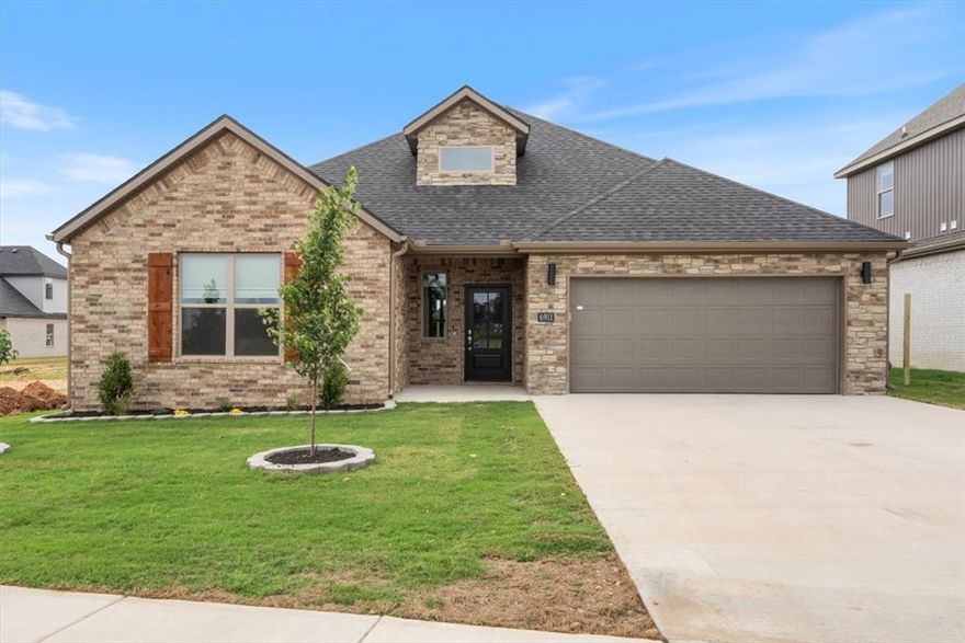 Walnut Grove Estates is a hot new subdivision in Bentonville, Arkansas. This home is in a prime location with an amazing price. Granite countertops, custom built cabinets, soaker tub & walk-in shower in the master, large closet, split floor plan and so much more. Home includes a builders warranty from an established builder in NWA. Fence AND Gutters included in purchase price. Neighborhood pool and other POA amenities coming soon. Seller is offering $5,000 in closing costs, rate buy downs, or appliance upgrade. Preferred lender is offering up to $3,500 towards rate buy down or closing costs.