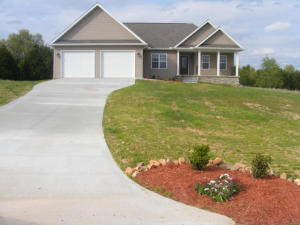 New home on 1 acre lot. Open floor plan with large kitchen and pantry, includes solid surface countertops and stainless steel appliances. Pre-finished scraped hardwood floors. House has an open view of the beautiful Ozark Mtns. Enjoy entertaining on the covered patio in the summer or by the gas log fireplace in the winter.