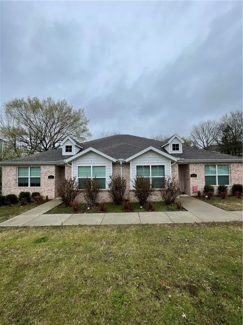 Photo of 1535 S Duncan Avenue, Fayetteville, AR 72701 (MLS # 1333292)