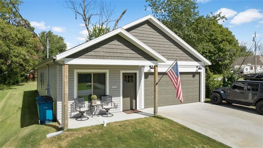 Location! A charming 3-bedroom, 2-bathroom Craftsman-style home built in 2020. With 1,275 sq. ft. of modern living space on a generous 0.21-acre lot, this home offers both comfort and convenience. Enjoy kitchen upgrades, a spacious backyard, and custom kitchen cabinets—all nestled in a peaceful neighborhood just minutes from downtown Gravette. 
Location is everything, and this home delivers:
Sonic Drive-In: Craving a quick bite or a refreshing drink? Sonic is just around the corner at 702 1st Ave SE. 
Harps Food Store: Your go-to for groceries, Harps is conveniently located at 200 1st Ave SE, offering a wide selection of fresh produce and household essentials. 
Centennial Park: Experience the local flavor at this nearby park, known for hosting a variety of food trucks, including favorites like A Lil Bit of Sugar.
This home combines small-town charm with modern amenities, making it an ideal choice for those seeking a comfortable lifestyle with easy access to local attractions. RD Eligible!