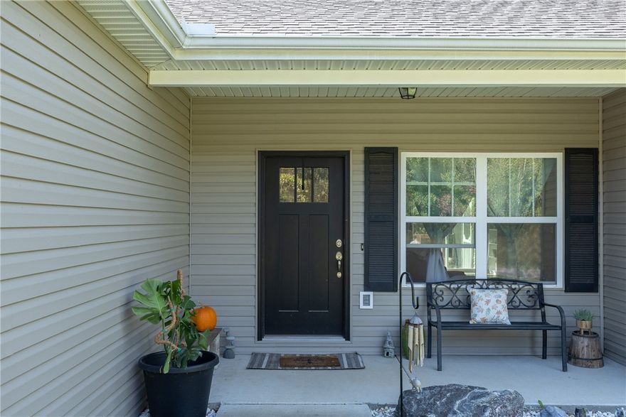 Nestled in the heart of highly regarded Bella?Vista, Arkansas, this inviting 3-bed / 2-bath home sits on a generously sized lot and brings together style and comfort in a seamless way. Step inside to a crisp white kitchen with sleek black granite countertops, perfectly designed for both everyday life and entertaining. The home features a spacious fenced backyard, a back deck flowing into a screened-in porch that is ideal for outdoor gatherings, morning coffee, or evenings under the stars. The layout accommodates a variety of lifestyles while maintaining a warm and purposeful feel throughout.

Beyond the home, enjoy access to the region’s celebrated trails, lakes, and golf courses , all part of Bella Vista’s signature living. This home is ready for new memories.