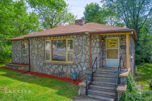 Great starter house with four bedrooms and two baths. (4th Bedroom is downstairs) Home has been recently updated. Wood floors, original fireplace that could be updated to gas logs or returned to wood. Nice level lot with fenced back yard. Enjoy your morning coffee on the private screened in back porch.Home is MOVE in ready and only minutes from downtown! Large trees gives this home a country feel yet close to the Hospital and downtown Harrison!