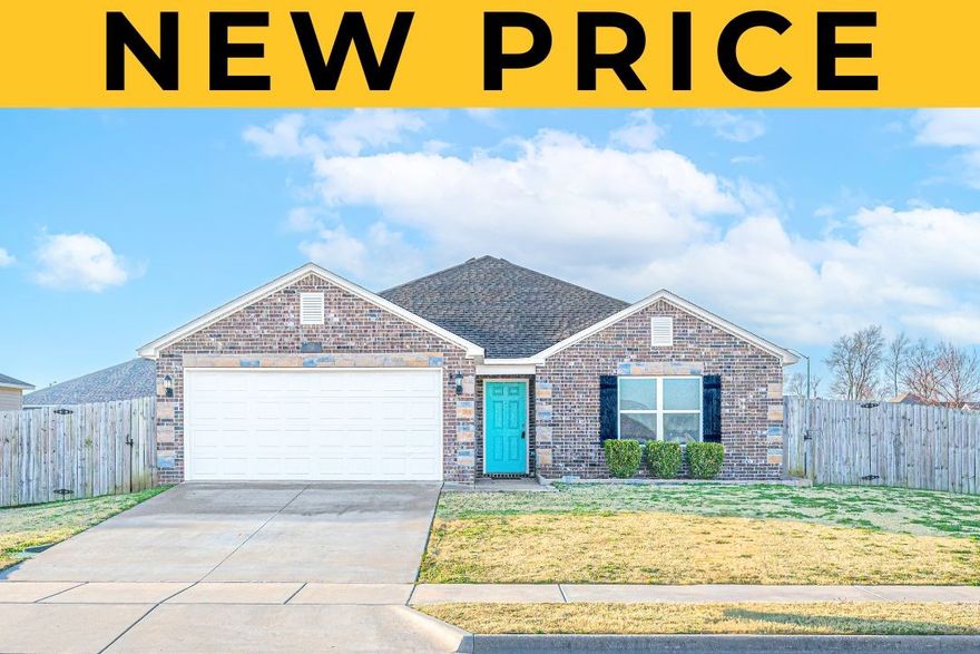 Now priced under $250K — strategically repositioned to match today’s buyer demand and competing new construction value. This move-in ready 3-bedroom, 2-bath home offers 1,498 sq ft on a desirable corner lot, minutes from Siloam Springs Elementary and the Siloam Springs Aquatic Center. Smart, comfortable layout with a 2-car garage and a fully privacy-fenced backyard—perfect for pets, play, and relaxing evenings outside.

Incredible value at approximately $166.82 per sq ft, putting this home in the sweet spot for payment-conscious buyers and saved-search alerts. If you’ve been watching this one, now is your moment. Seller is prepared to review strong offers quickly.