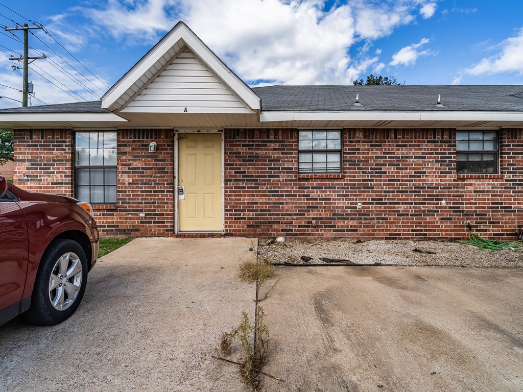 End unit in this 4-plex is ls located in the heart of downtown Bentonville. All new paint. Enjoy this unit with no carpet, all tile. Walk or bike to all the local eateries and or get on the trails and ride! You cant beat this location! Month to month lease only.