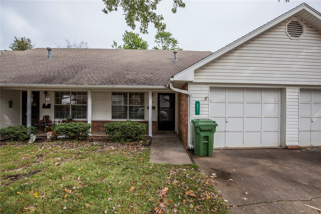 Two bedroom, two bath 4-plex in Rogers off of New Hope Road. Vinyl plank flooring, one car garage. Lawn care included.