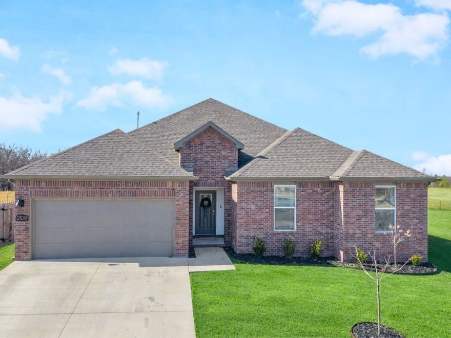 Barely lived-in new construction built in 2024 and ready for new owners. Better than new with wood floors throughout, upgraded designer light fixtures, and custom built-in cabinetry in the laundry room. Conveniently located near Pea Ridge schools, I-49, and the Walmart Home Office.