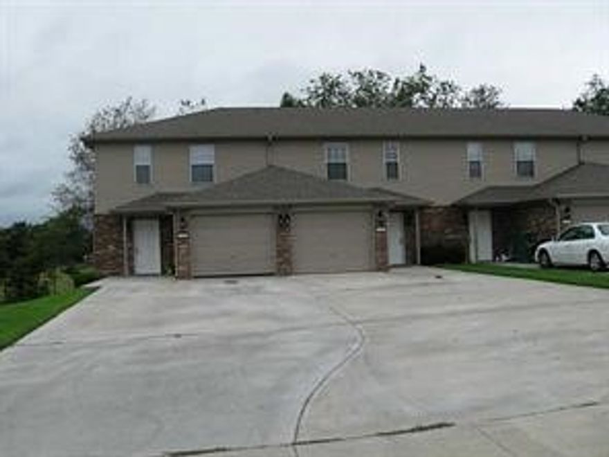 Recently updated 3 Bedroom, 2.5 bathroom condo centrally located in Springdale. Condo is located just minutes to 71-B, and close to downtown Springdale, Tyson Foods, and JB Hunt Headquarters. Lawncare provided!!