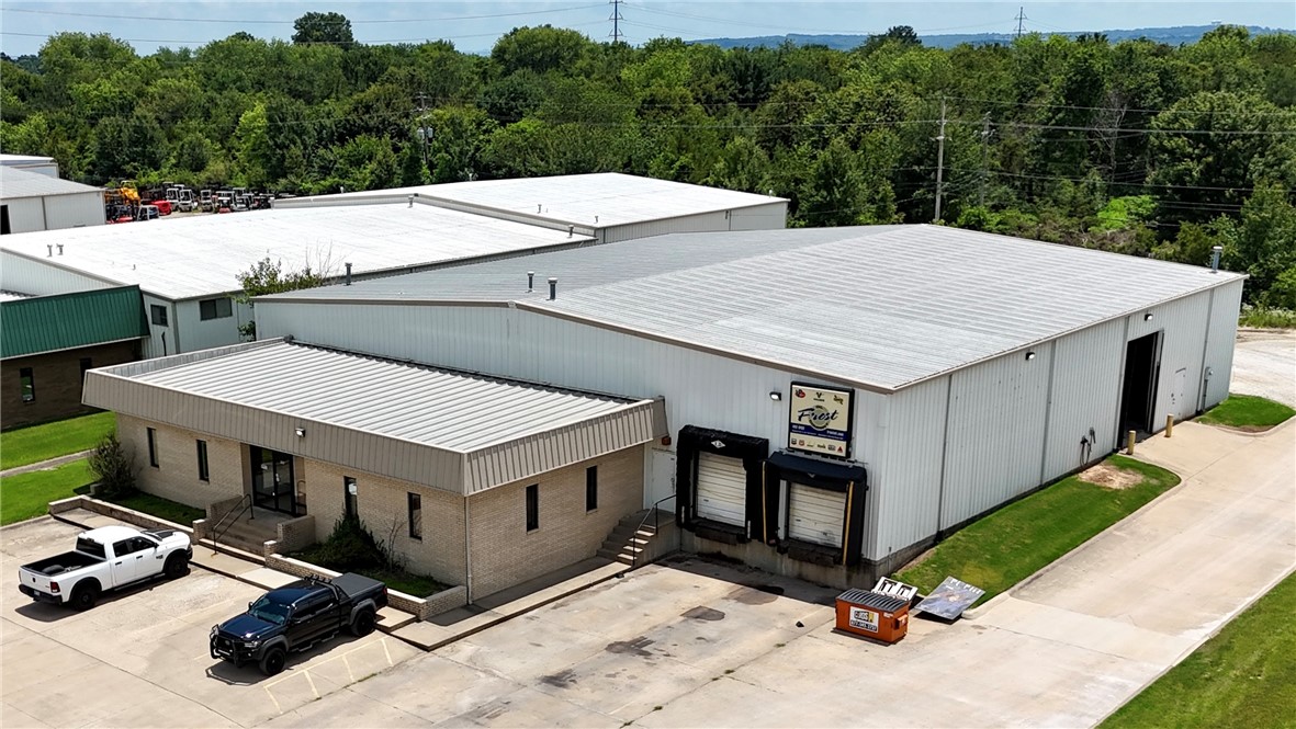 1207 ESI Drive is a ±11,808 SF freestanding industrial facility zoned I-2, offering flexible loading with two dock-high and two drive-in doors. Located less than five miles from I-49 and directly across from Springdale Municipal Airport, the site provides excellent
regional access. Its standalone configuration, heavy industrial zoning, and proximity to Northwest Arkansas make it well-suited for manufacturing, distribution, and service-oriented operations.
⢠Building Size: ±11,808 SF
⢠Zoning: I-2 (Industrial)
⢠Grade-Level Doors: Two
⢠Dock-High Doors: Two
⢠Clear Height: 19ā 5ā
⢠Approximately 1,800 SF of second-generation office space