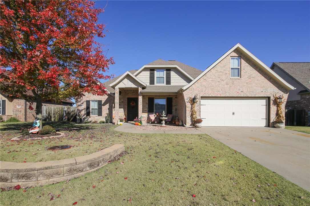 Gorgeous two-story home in Lexington subdivision in Rogers. Close to schools, shopping, and interstate, this four bedroom, three bath home offers a bonus room as well to accommodate your growing family! Granite countertops, wood floors, jacuzzi tub in master bath, and large fenced back yard. A must see! No pets please.
Rogers schools. Available 12/01/2020.