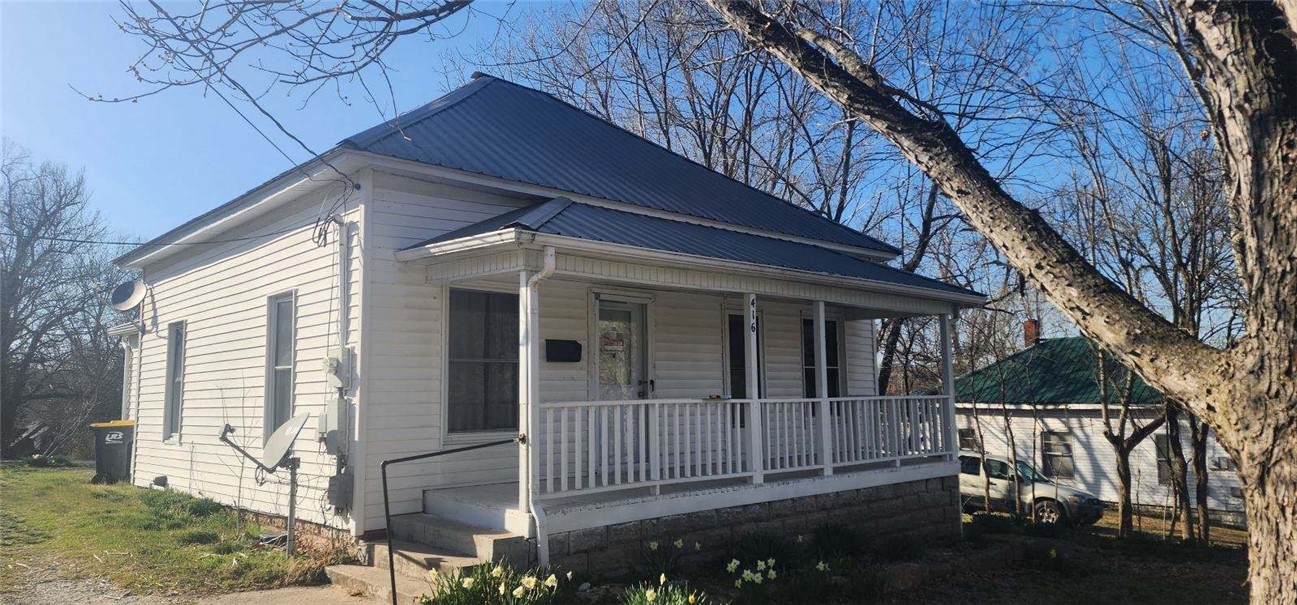 Great location for this 3BR 1BA home located close to lake Harrison, the park and downtown. Newer metal roof, Trane HVAC system. Granite countertop in the kitchen, newer Whirlpool refrigerator, Washer and dryer included in this sale. Original hardwood floors. 10x14 storage building. Homes has easy access to crawl space/storm cellar. Lot has easy access with paved street on two sides.
