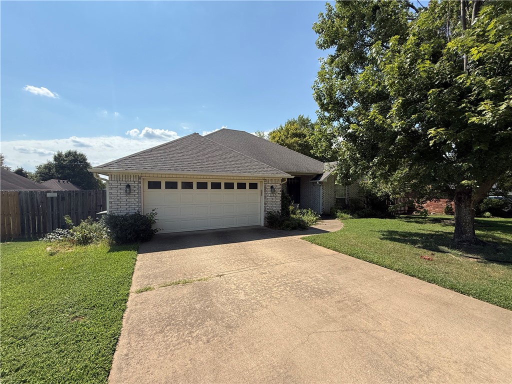 Auction 09/25/2025 at 10:00 AM
Spacious 2,180 sq. ft. brick home featuring 4 bedrooms and 2 bathrooms. This property offers plenty of room for family living, with a detached storage building providing additional space for tools, equipment, or hobbies. Donāt miss this opportunity to purchase at auctionāby order of the court-appointed guardian.